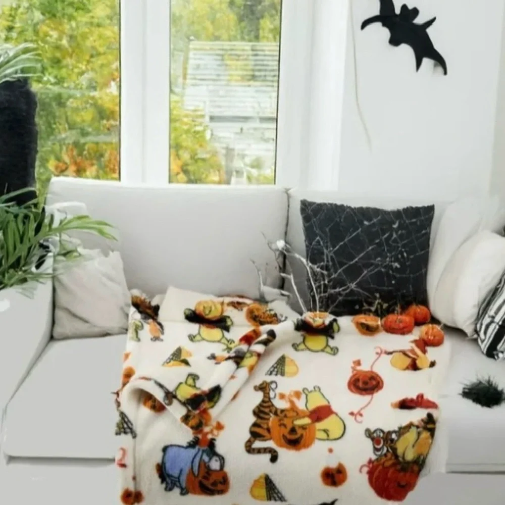 Disney's Halloween Oversized Supersoft Printed Plush “Winnie the Pooh” Blanket